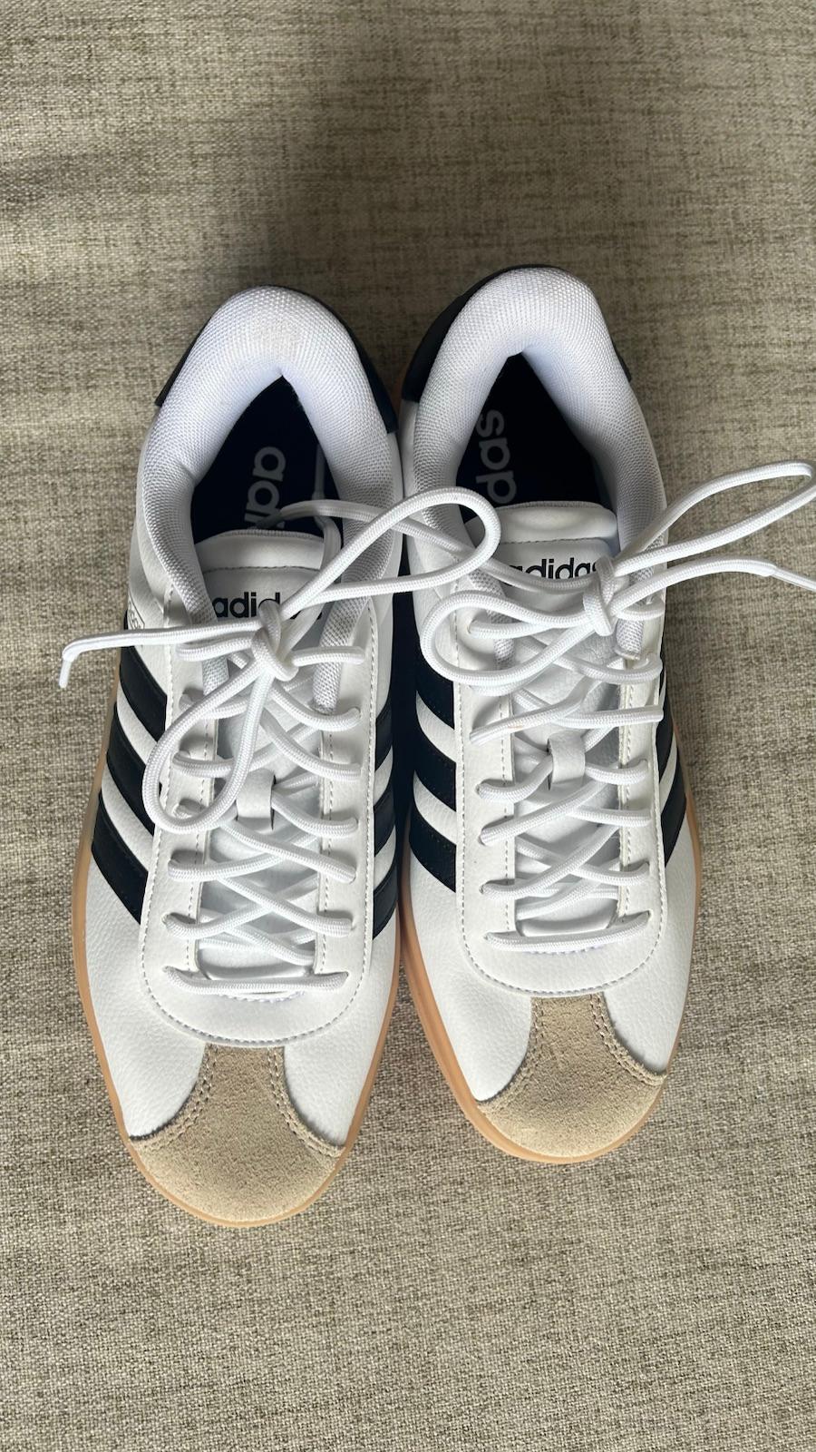 Zapatos deportivos Adidas blancos y negros, foto 2 de 5