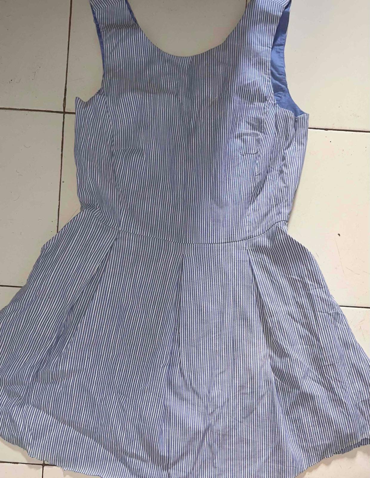 Vestido a rayas azul y blanco sin mangas, foto 2 de 2