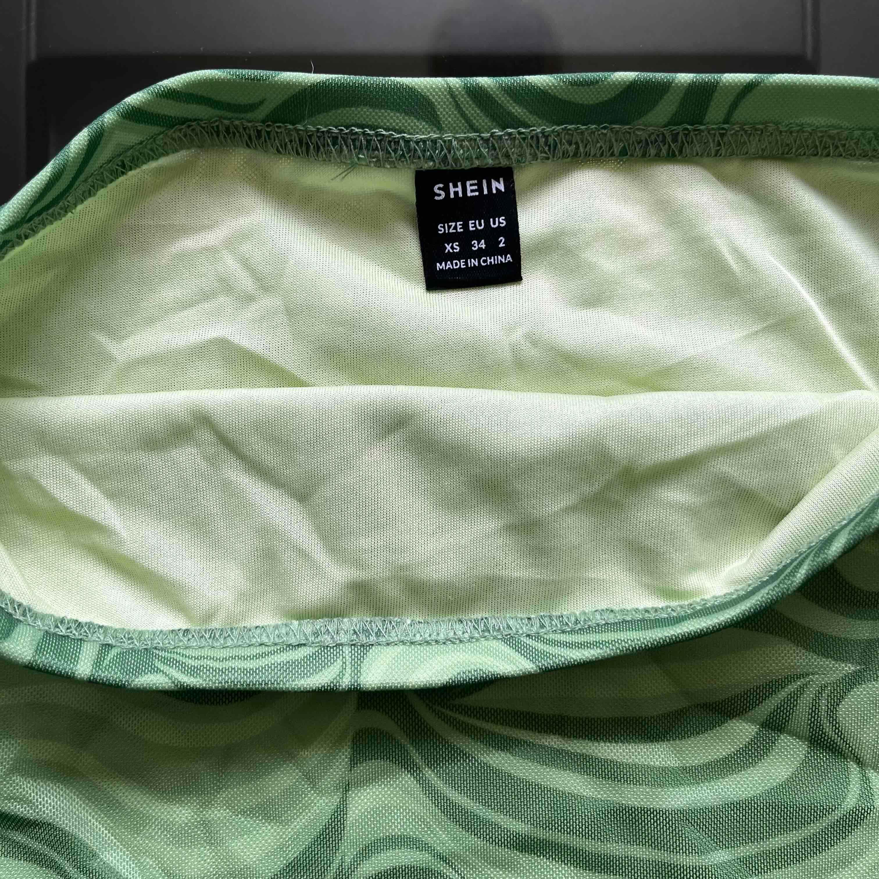 falda corta verde, foto 2 de 3