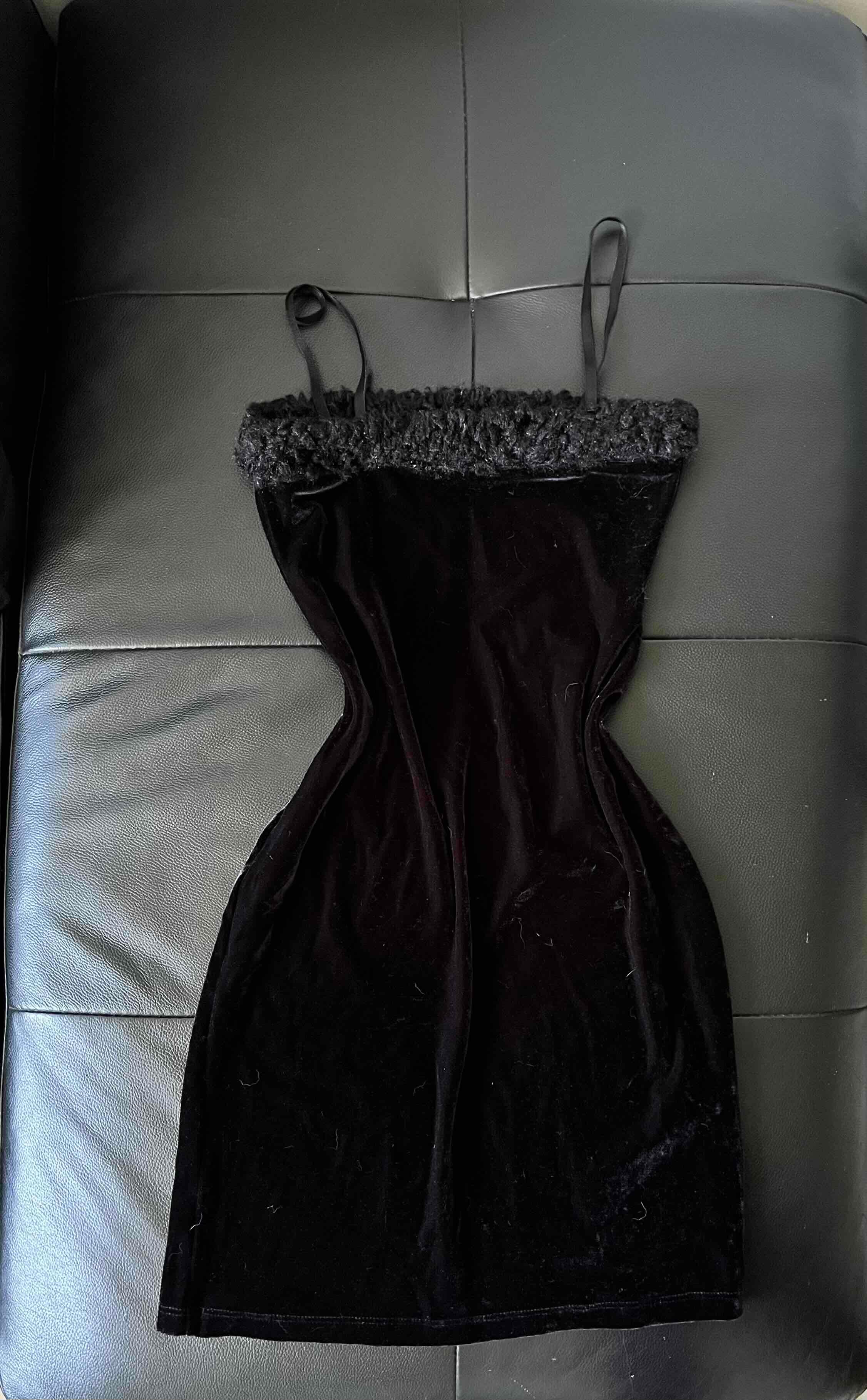 vestido corto de tercipelo negro, foto 3 de 4