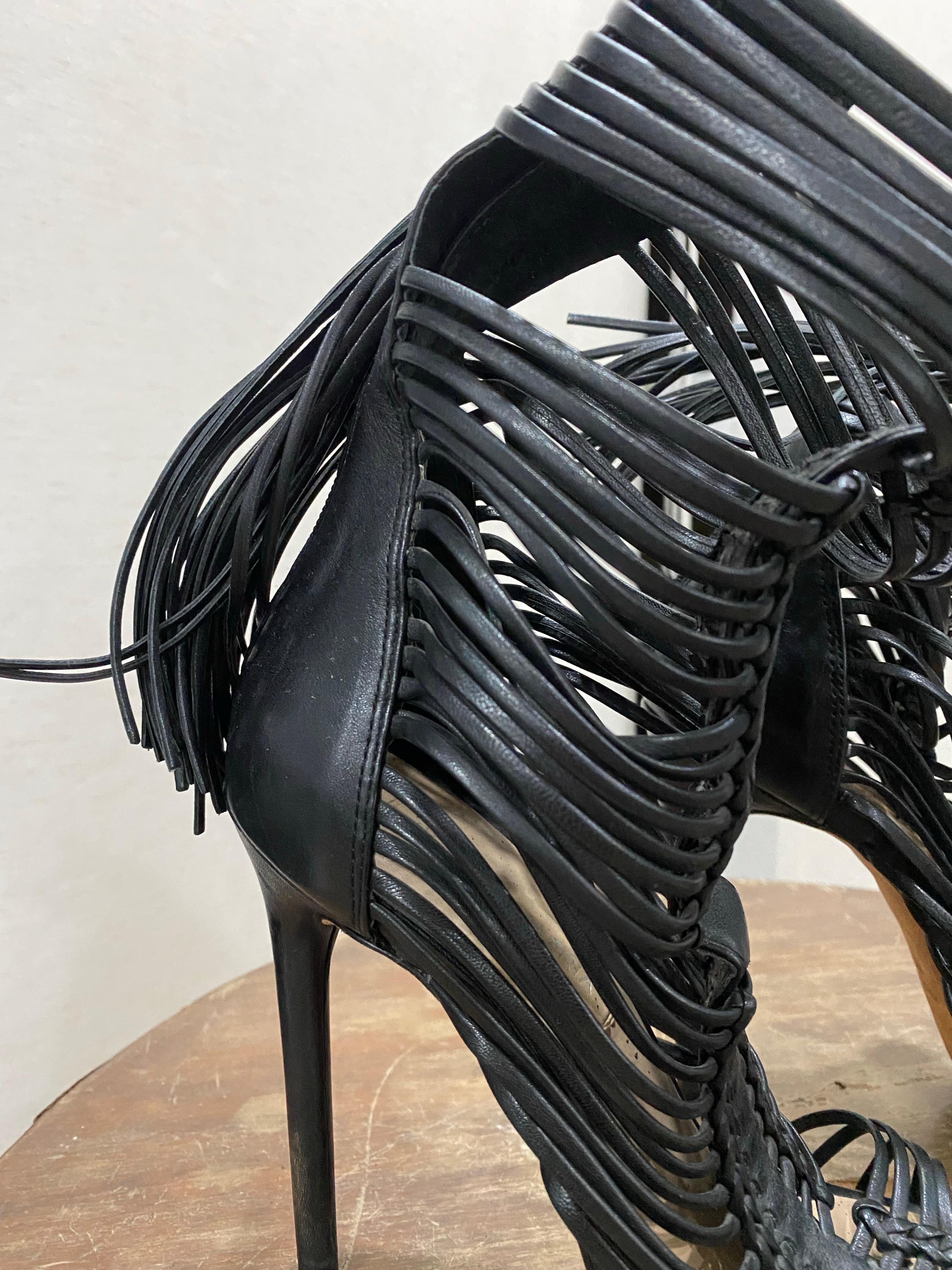 Sandalias Gladiadoras con flecos BCBG, foto 2 de 2