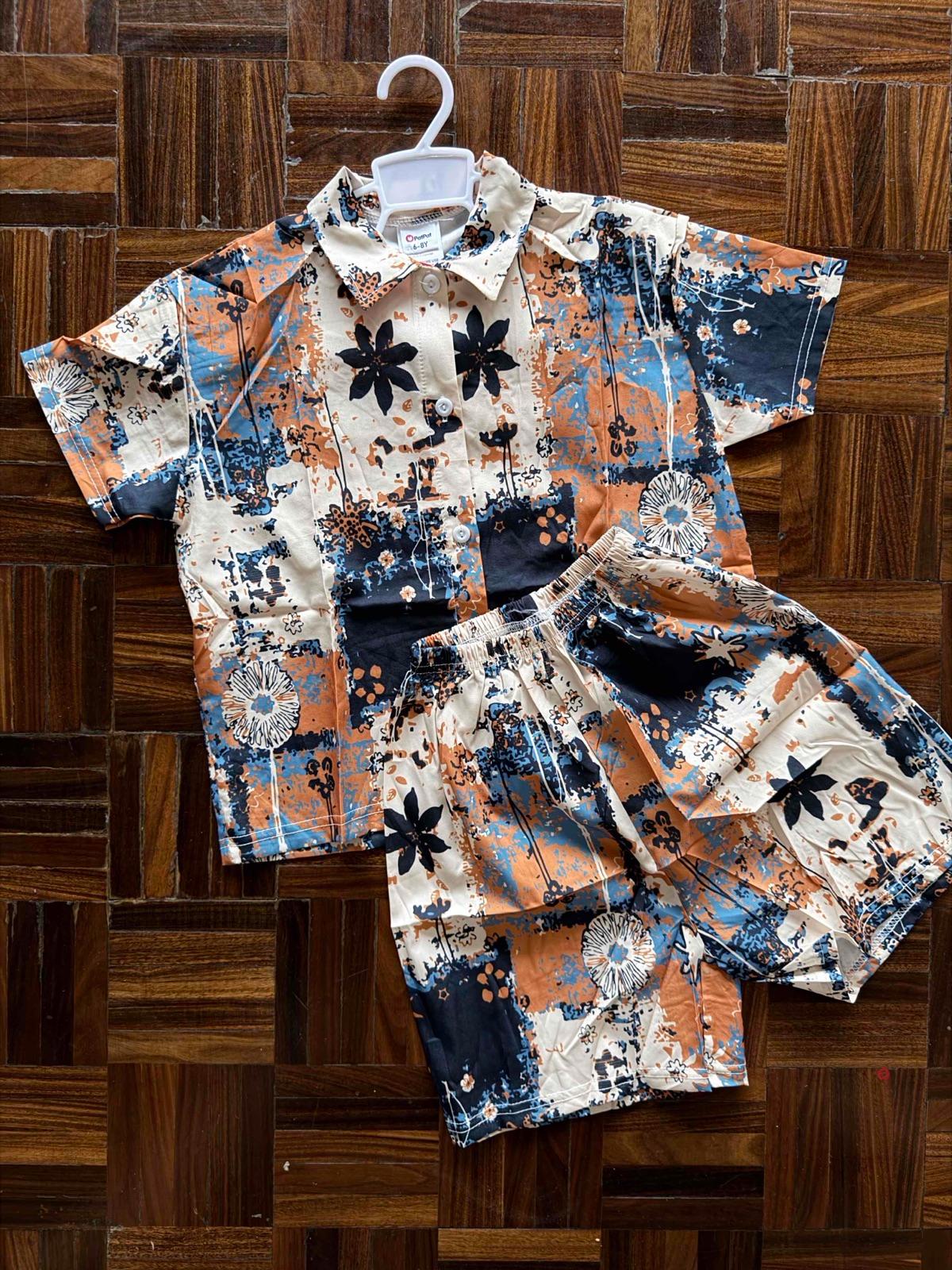 Conjunto de camisa y short estampado para niño, foto 3 de 3