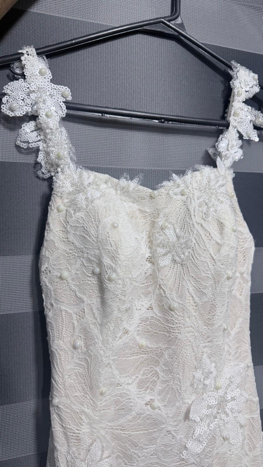 Vestido de diseñador blanco de encaje con perlas y bordados a mano, foto 2 de 3