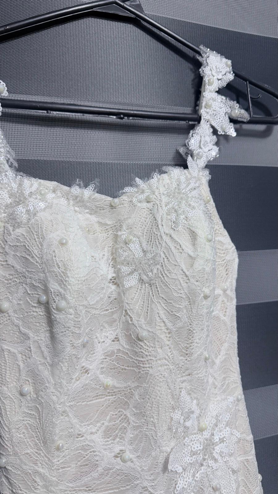Vestido de diseñador blanco de encaje con perlas y bordados a mano, foto 3 de 3