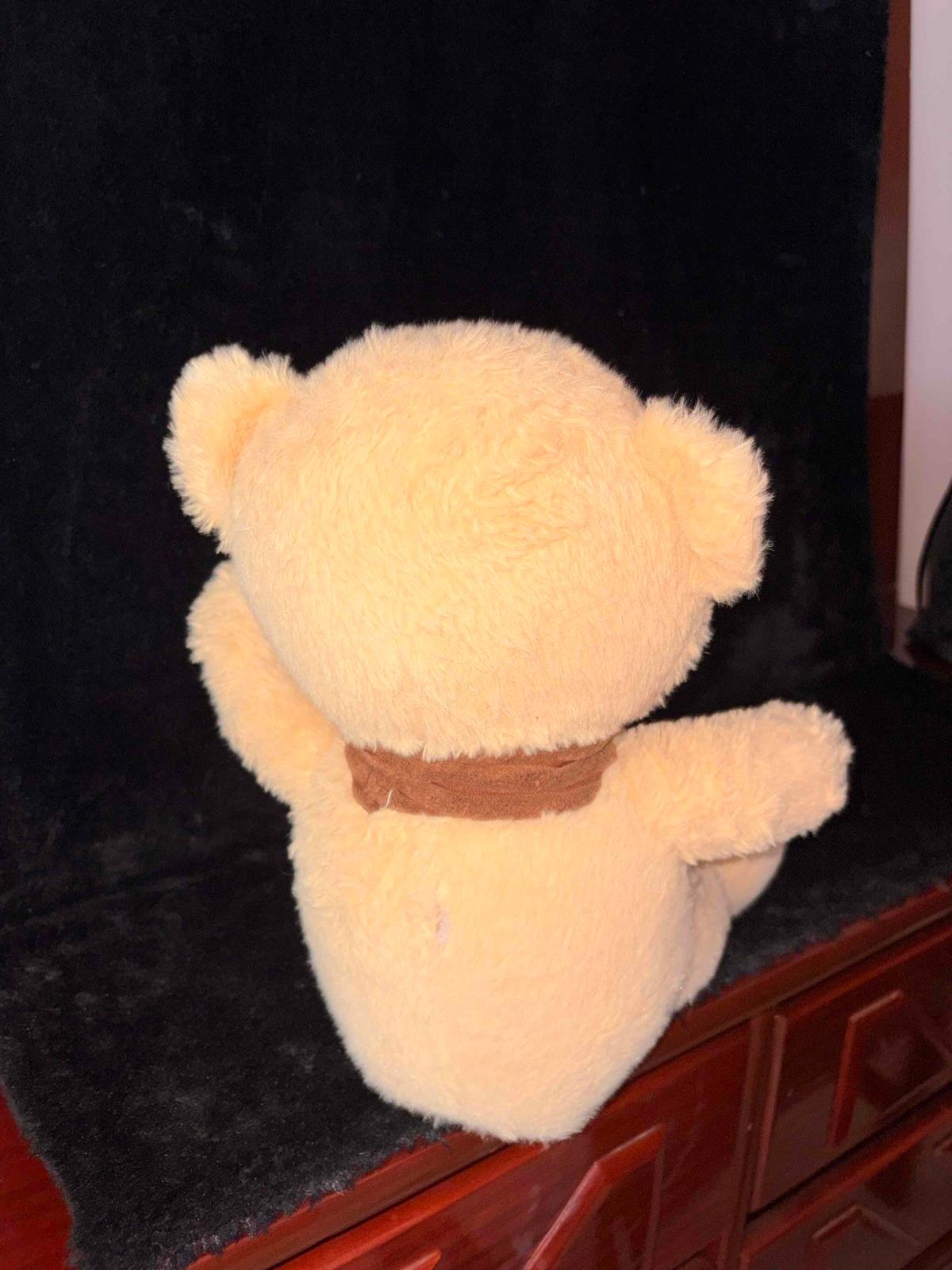 Oso de peluche beige con bufanda marrón, foto 2 de 2