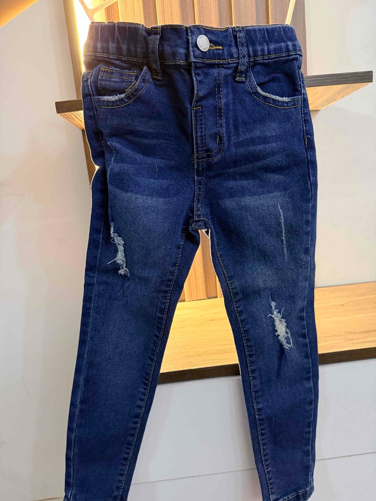 Jeans de mezclilla azules para niño con rotutos, foto 2 de 3