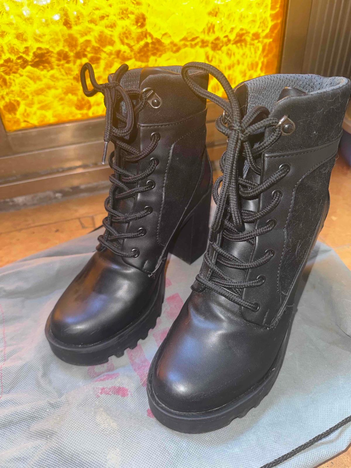 Botines negros de tacón grueso, foto 2 de 3