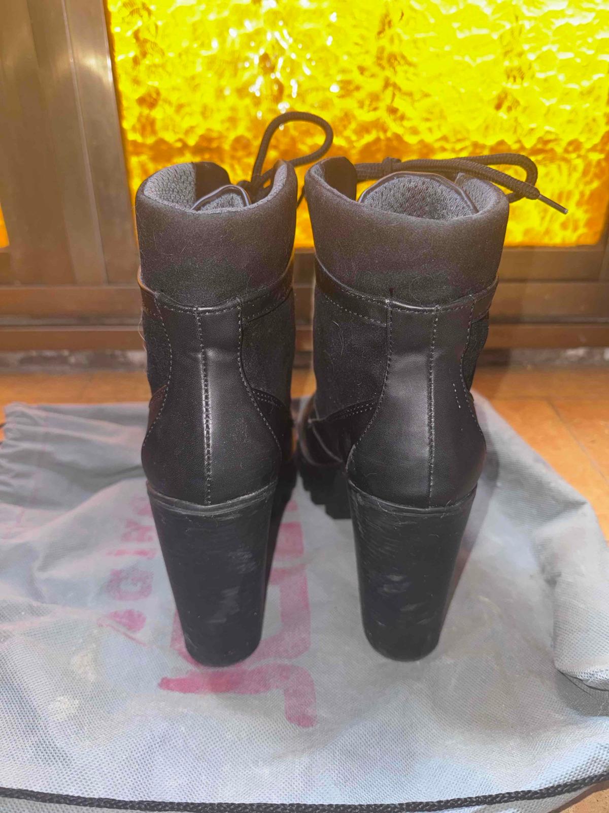 Botines negros de tacón grueso, foto 3 de 3