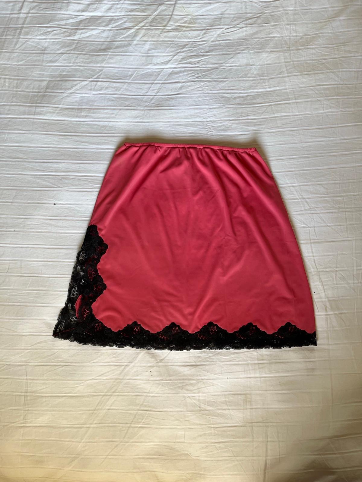 Falda rosa con encaje negro, foto 2 de 3