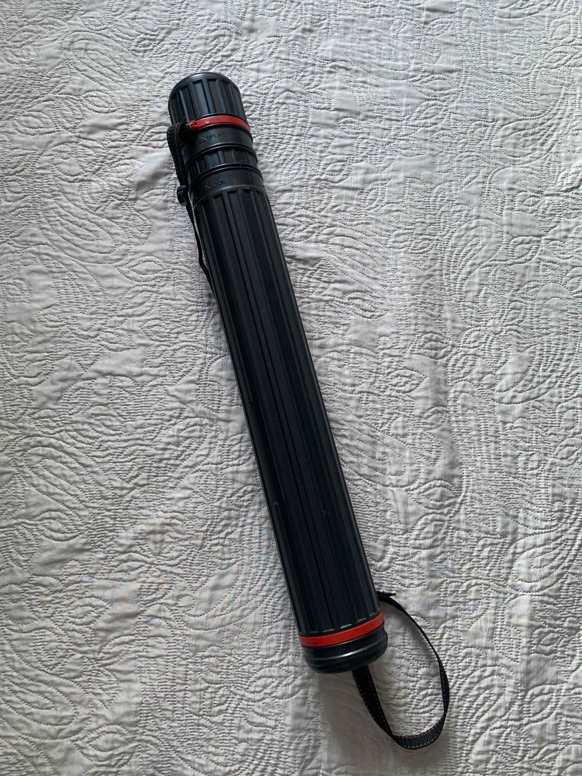 Tubo portaplanos de plástico negro con correa, foto 2 de 5