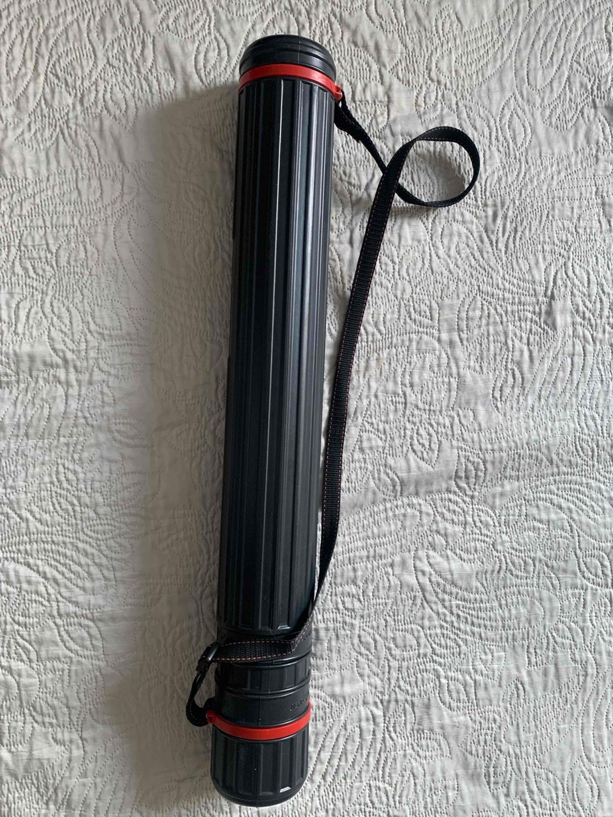 Tubo portaplanos de plástico negro con correa, foto 3 de 5