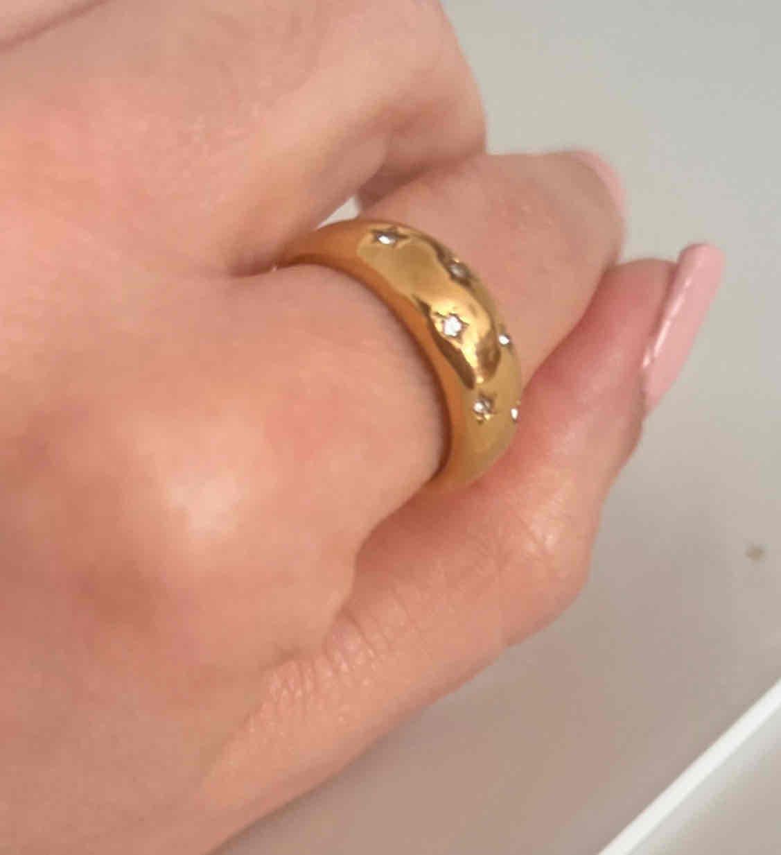 Anillo dorado con diseño de estrellas talla 6, foto 2 de 5