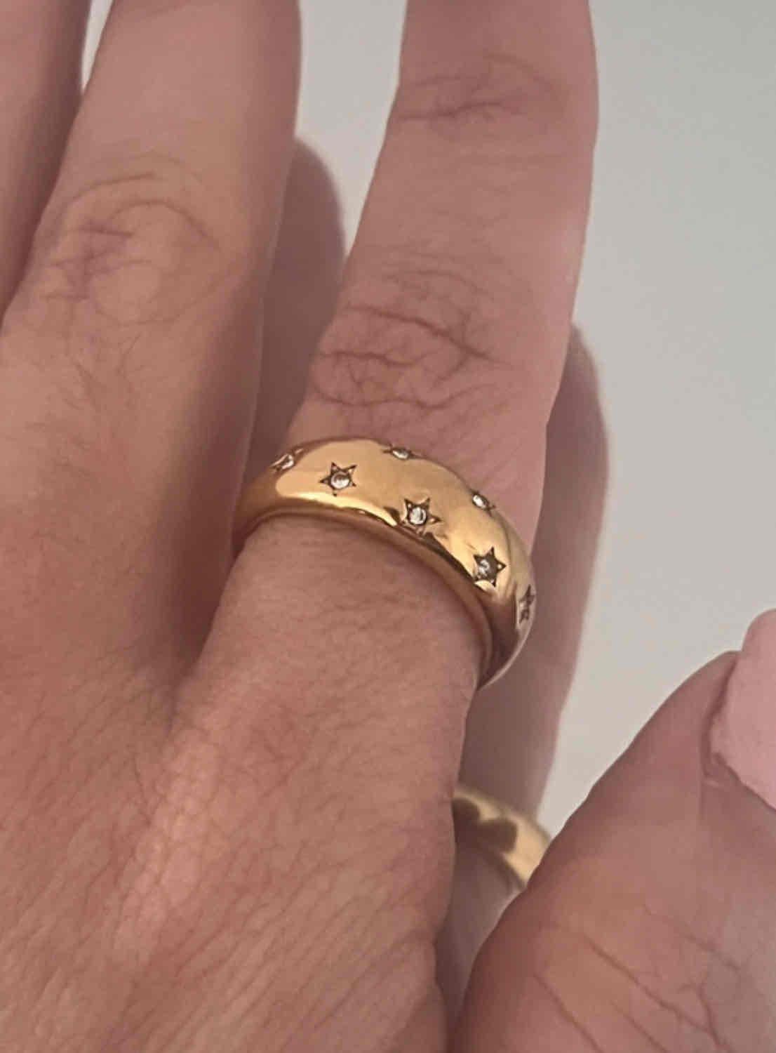 Anillo dorado con diseño de estrellas talla 6, foto 5 de 5