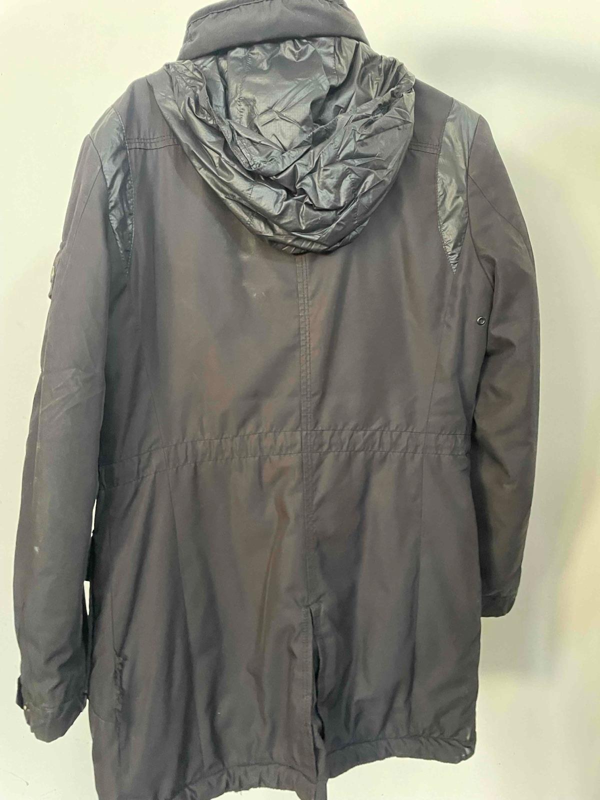 Abrigo impermeable negro con capucha para hombre, foto 2 de 2