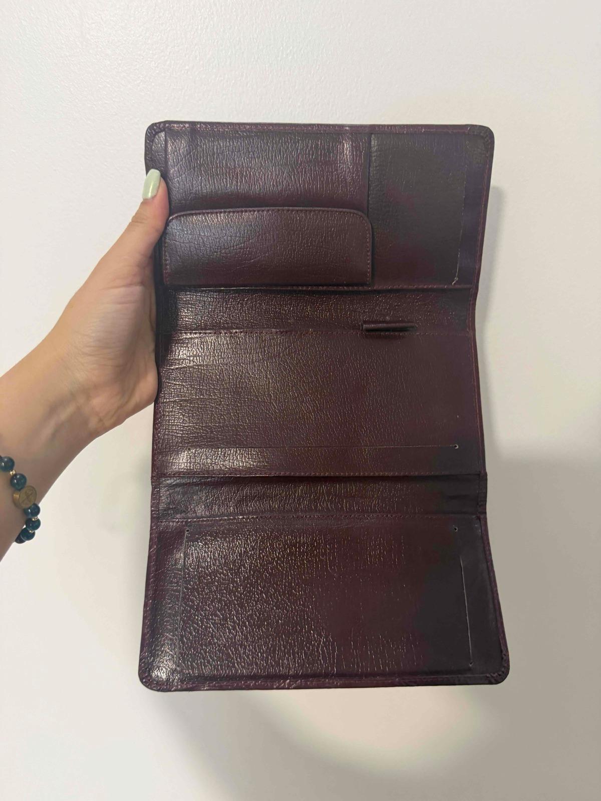 Cartera de mano marrón de cuero sintético tipo reptil, foto 2 de 3