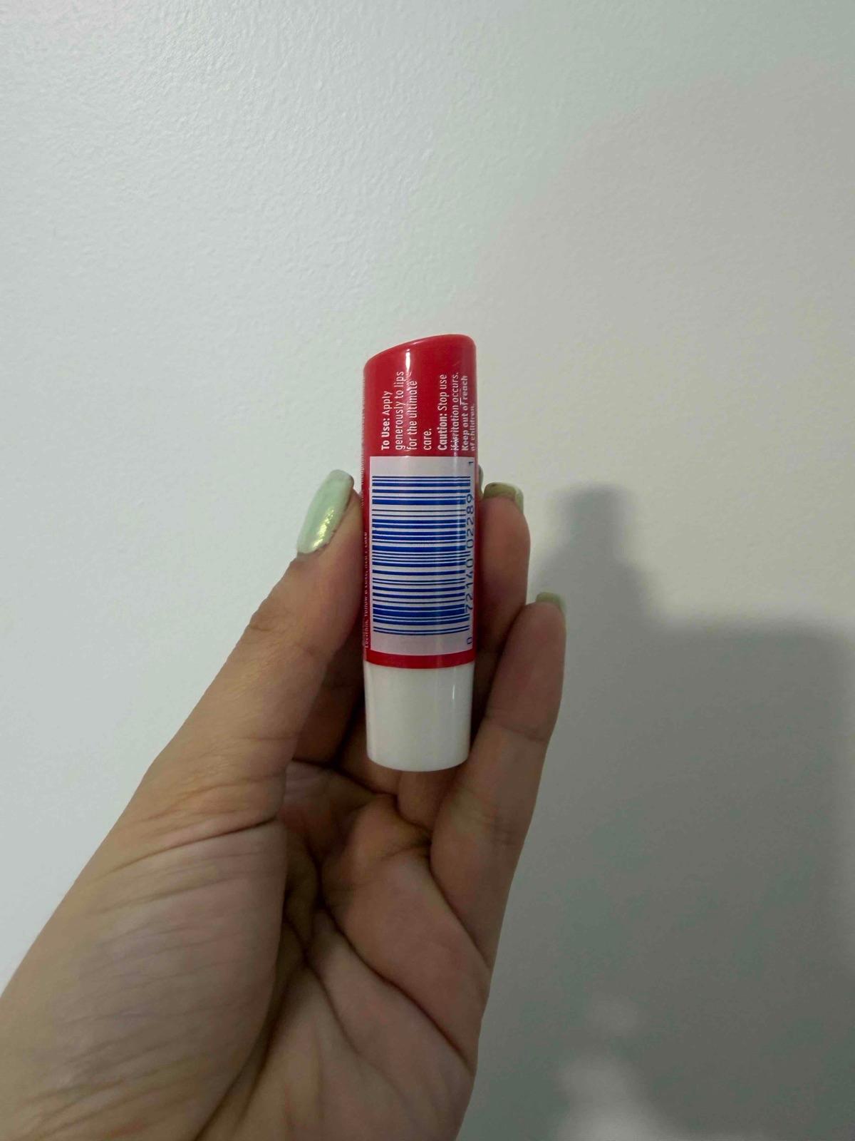 Balsamo labial con color Nivea Strawberry, foto 2 de 2