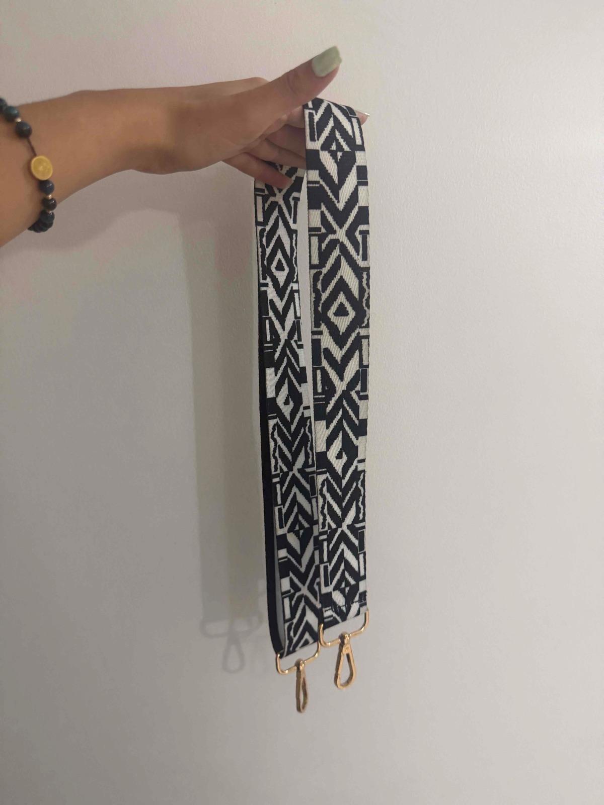 Correa para cartera estampada blanco y negro, foto 2 de 3