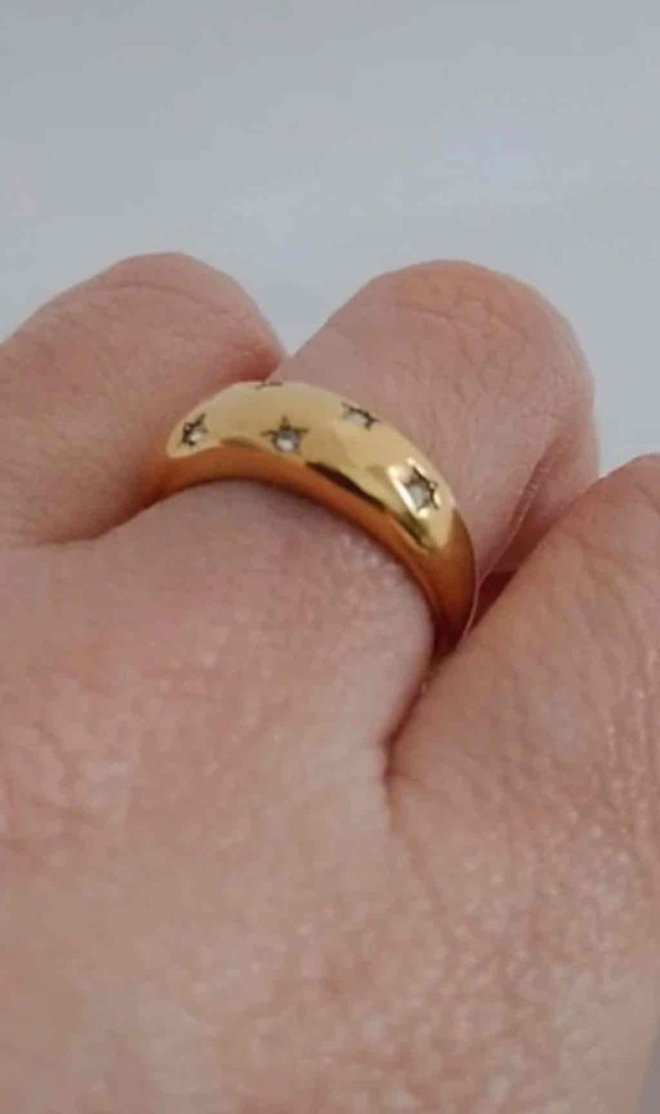 Anillo dorado con diseño de estrellas talla 6, foto 3 de 5