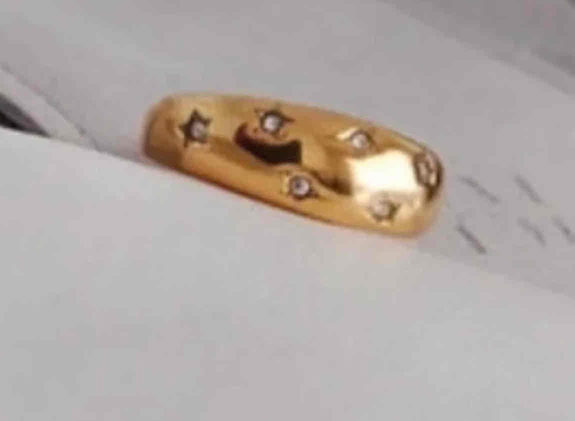 Anillo dorado con diseño de estrellas talla 6, foto 4 de 5