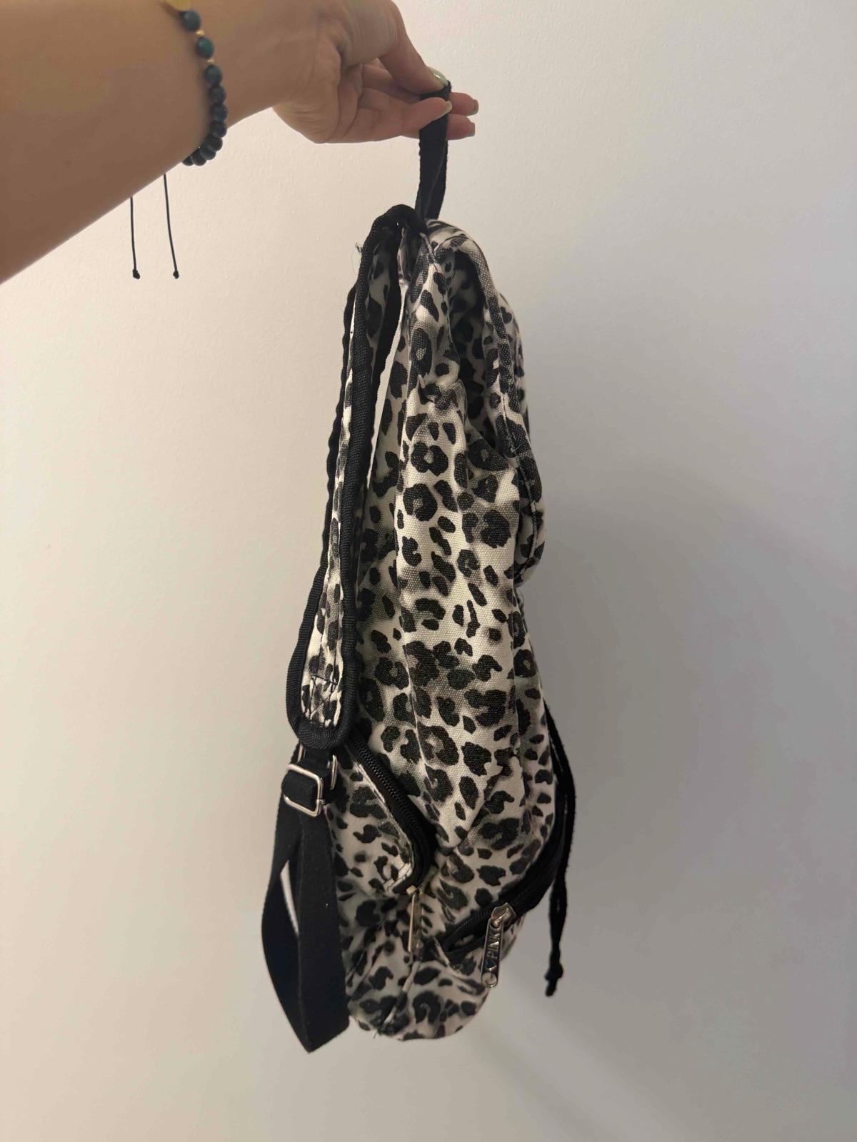 Bolso morral estampado animal print blanco y negro, foto 2 de 5