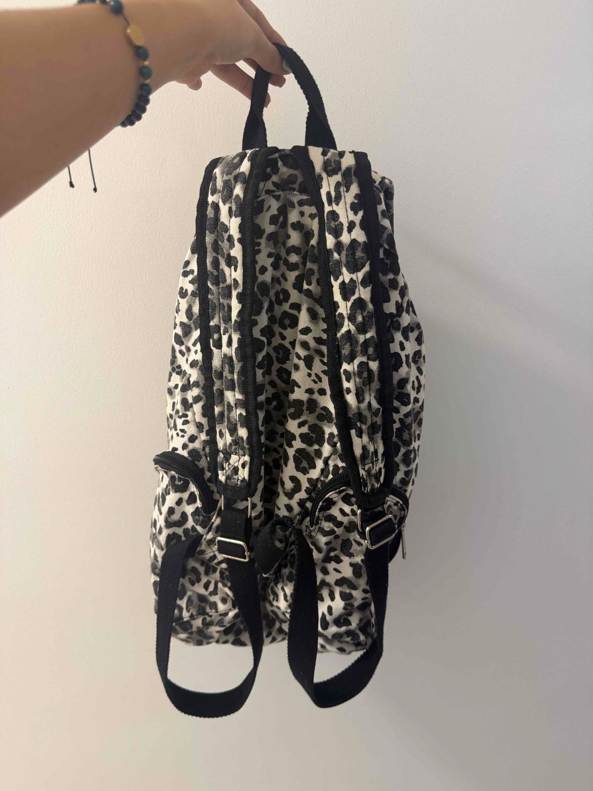 Bolso morral estampado animal print blanco y negro, foto 3 de 5