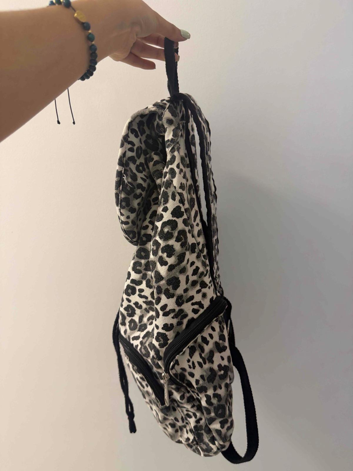 Bolso morral estampado animal print blanco y negro, foto 4 de 5