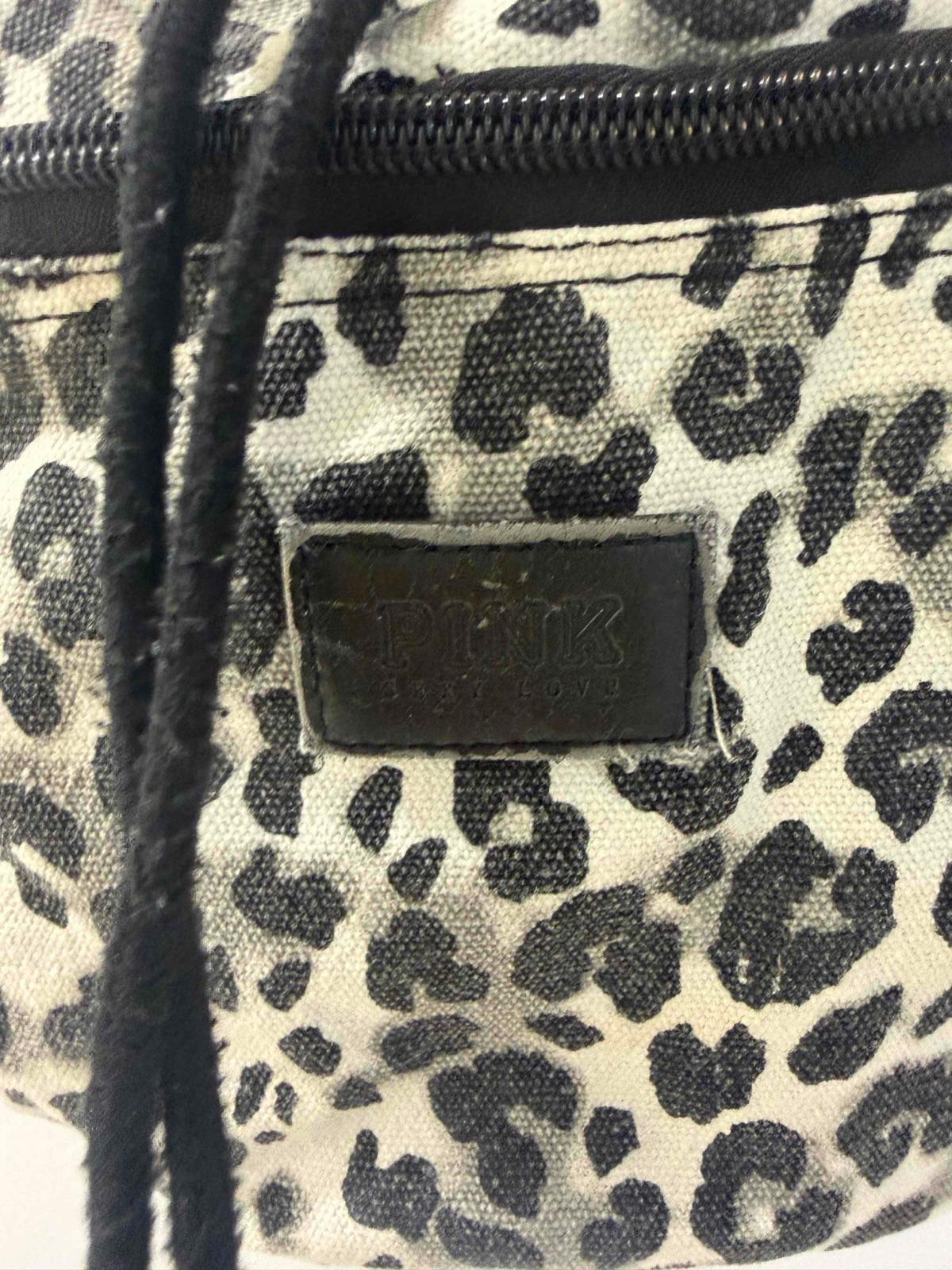 Bolso morral estampado animal print blanco y negro, foto 5 de 5