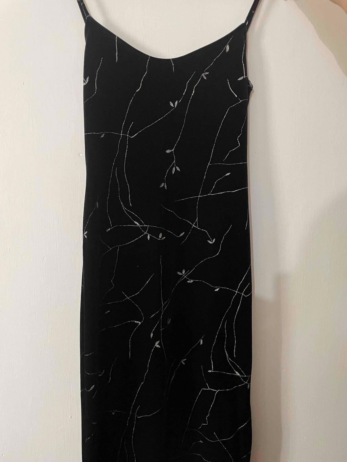 Vestido negro de tirantes con estampado plateado, foto 1 de 2