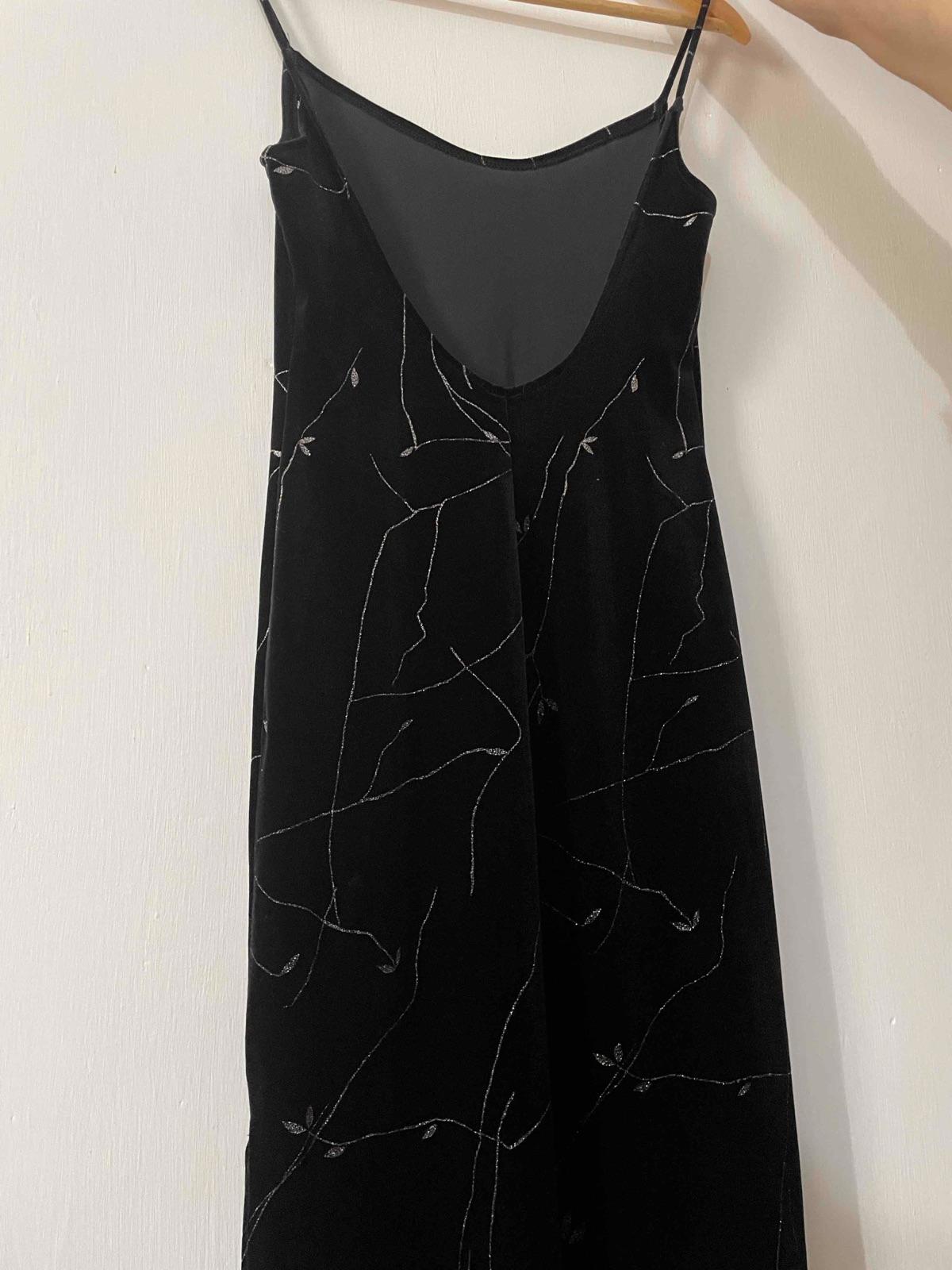 Vestido negro de tirantes con estampado plateado, foto 2 de 2