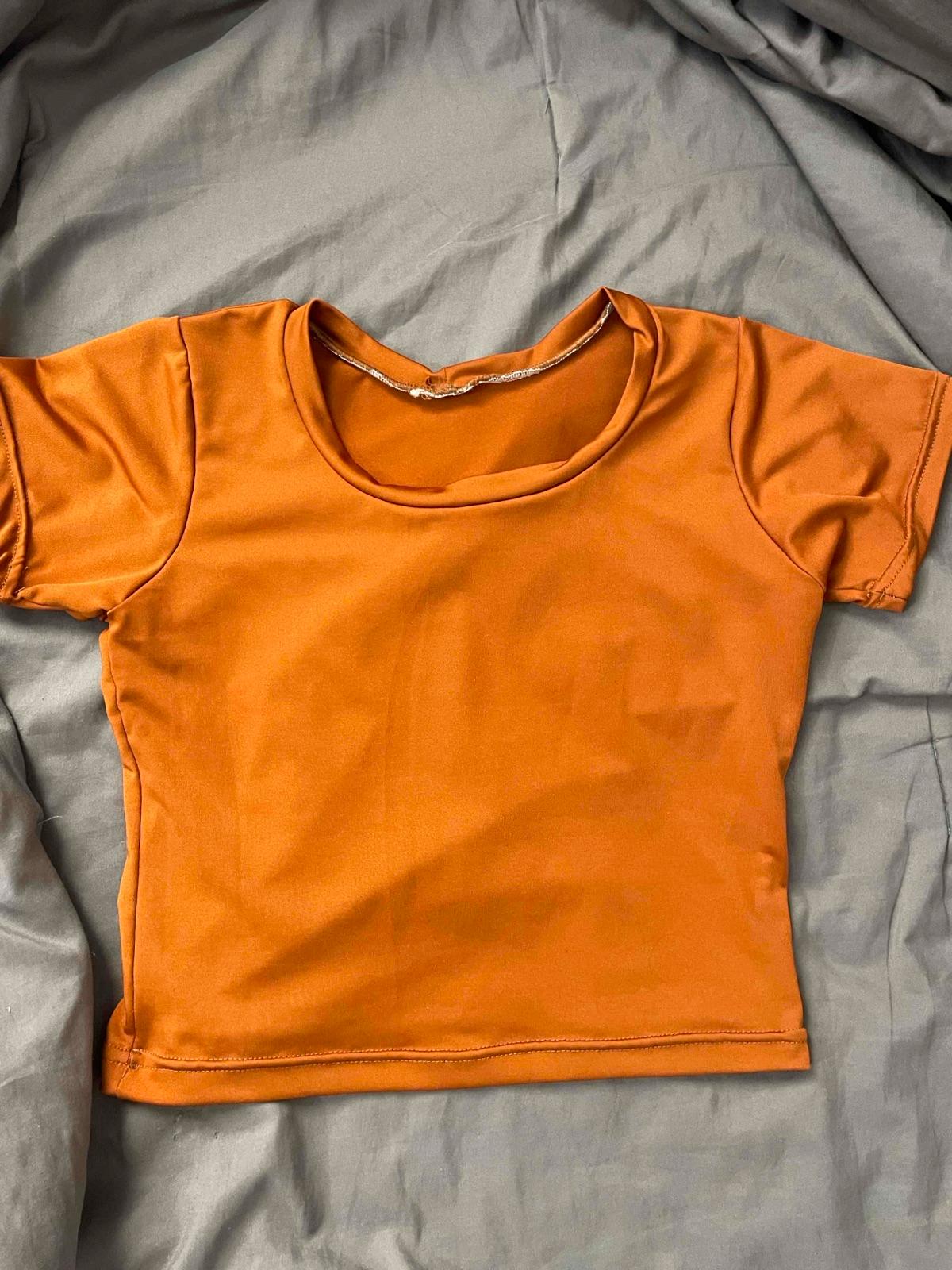 Crop top naranja de manga corta, foto 1 de 1