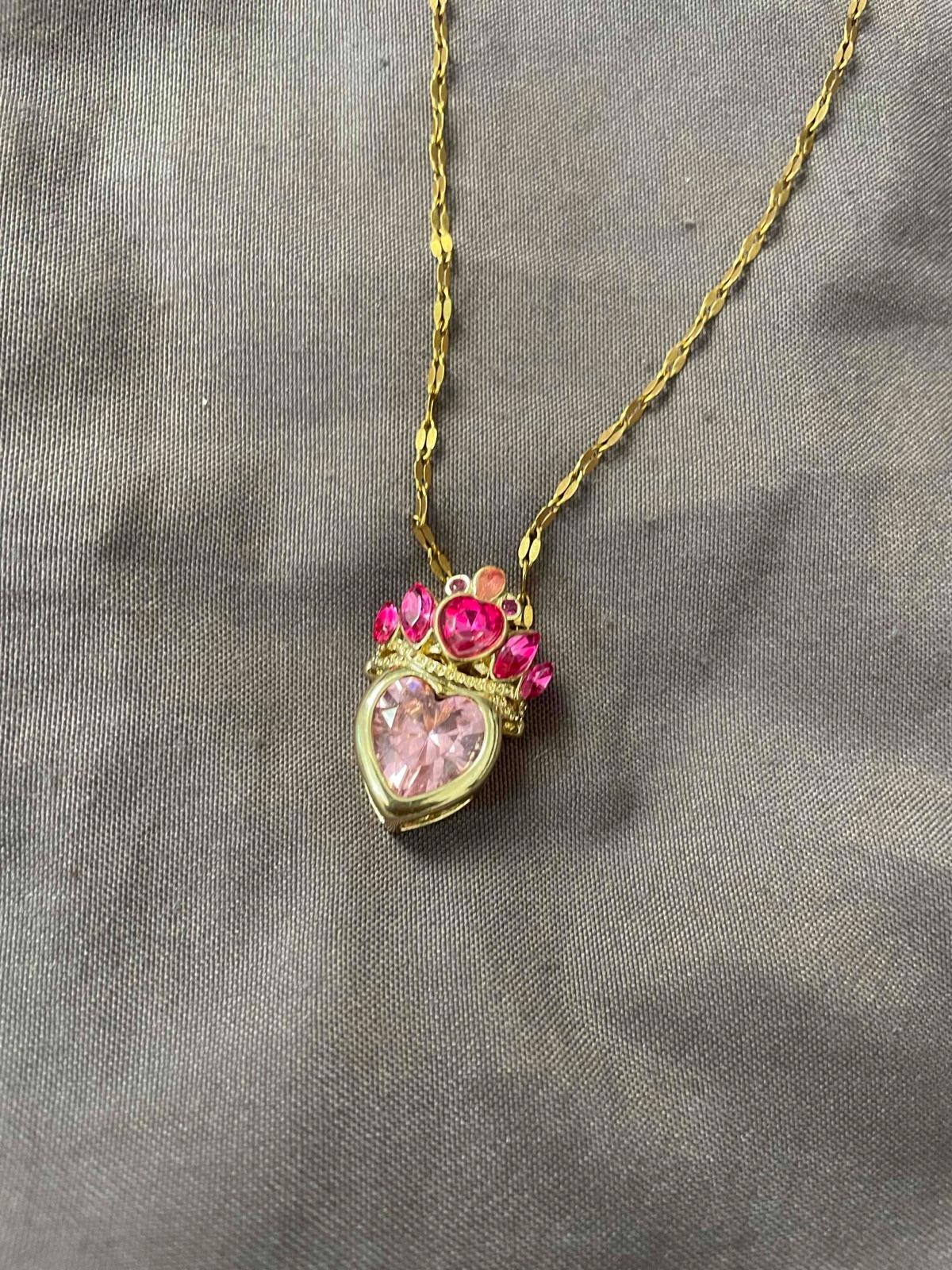 Collar dorado con dije de corazón y piedras rosas, foto 2 de 2