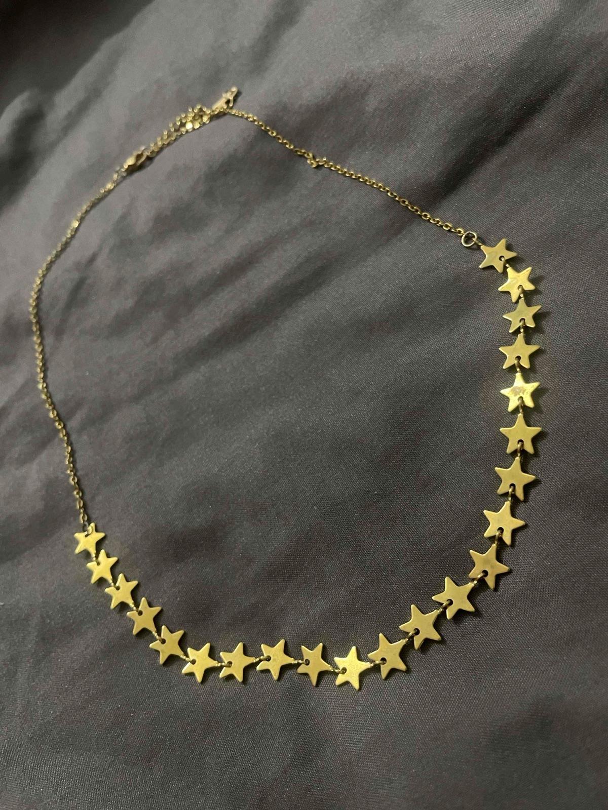 Collar de metal dorado con dijes de estrellas, foto 2 de 2