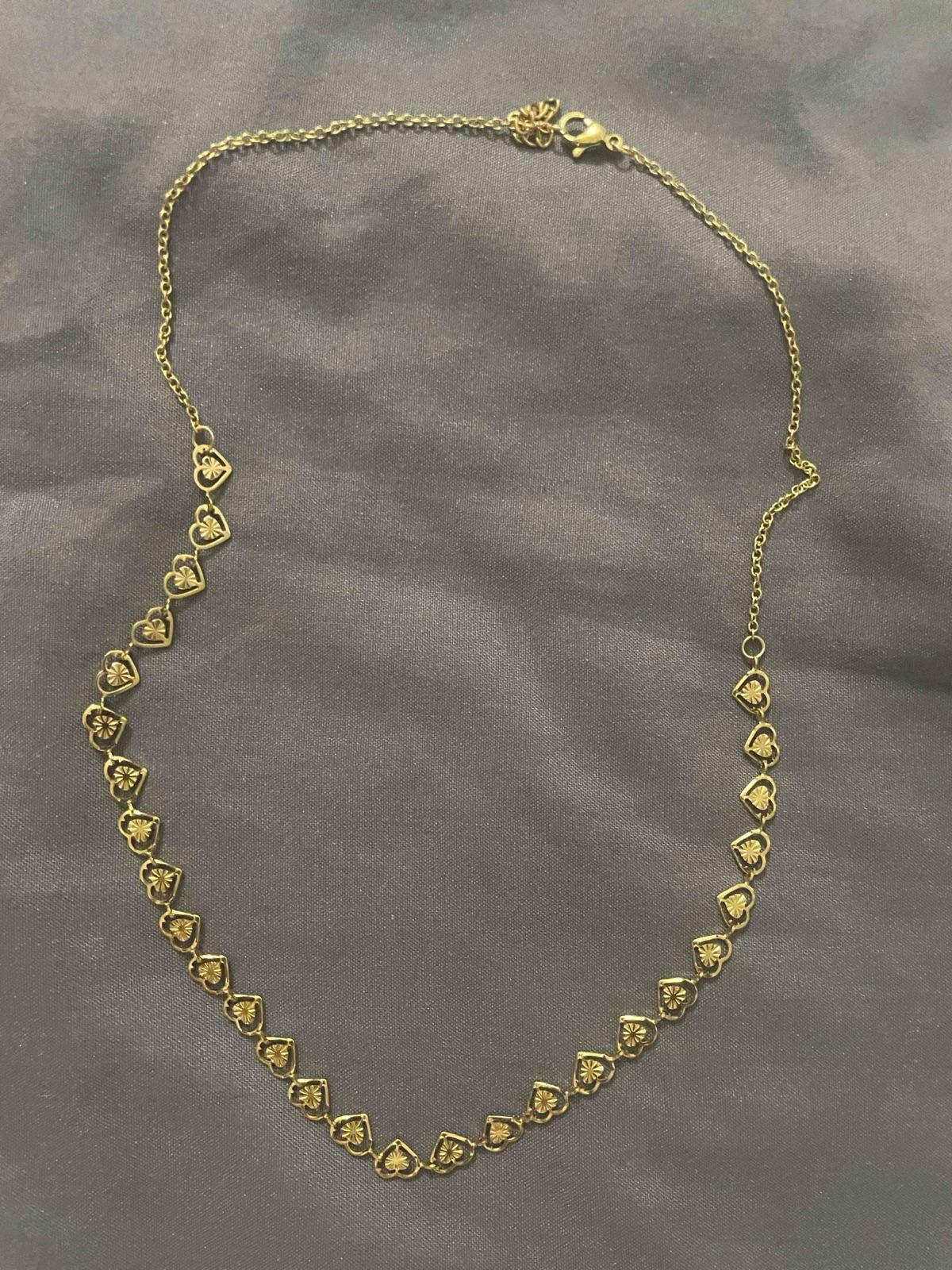 Collar dorado con dijes de corazones, foto 2 de 2
