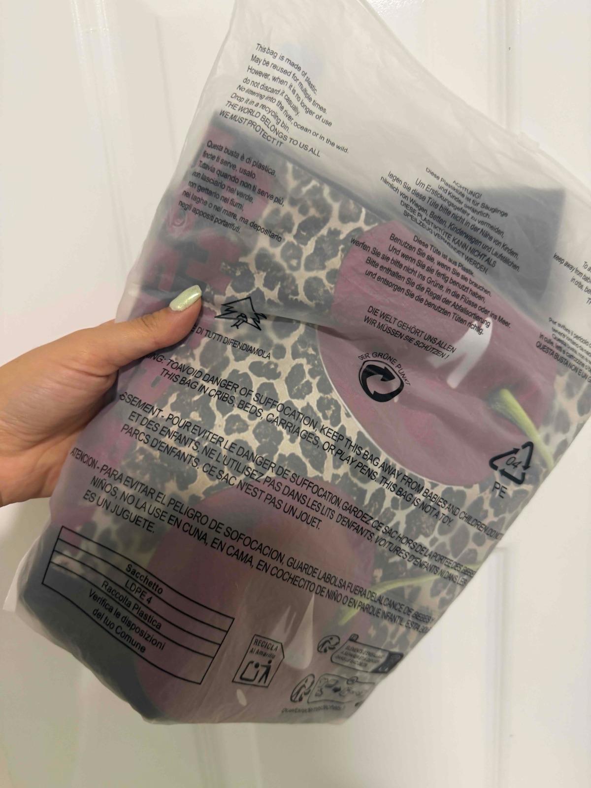 Camisa negra con estampado de cerezas y leopardo, foto 3 de 3