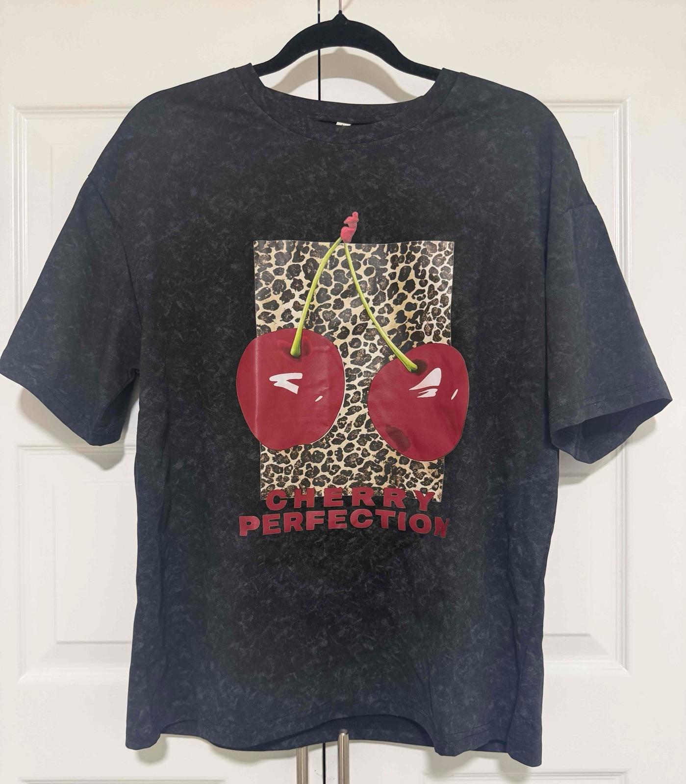 Camisa negra con estampado de cerezas y leopardo, foto 1 de 3