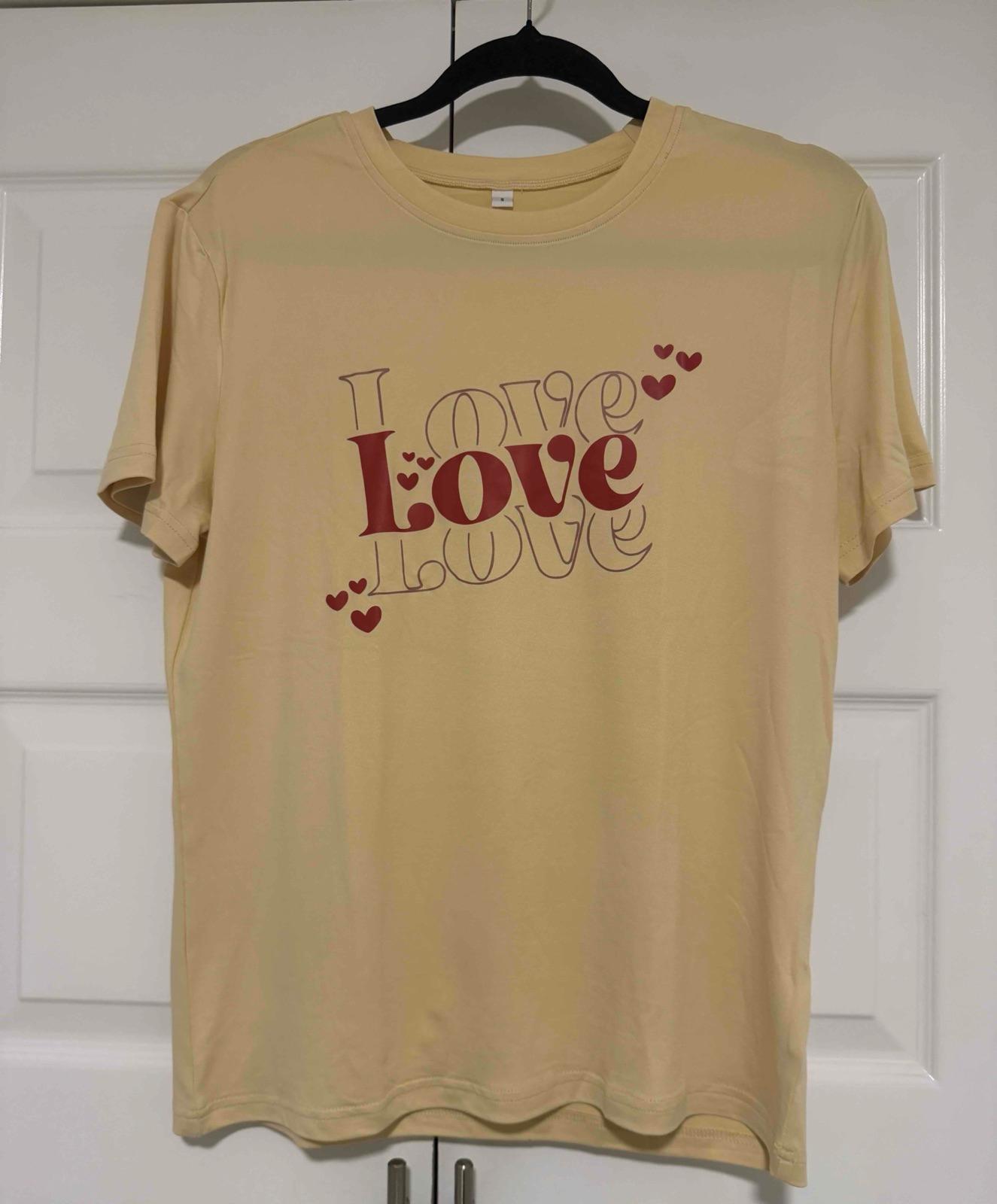 Camisa de mujer amarilla con diseño Love, foto 1 de 2