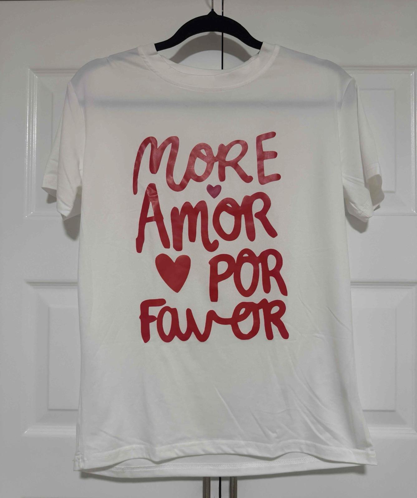 Camisa blanca de mujer con estampado rojo, foto 1 de 3