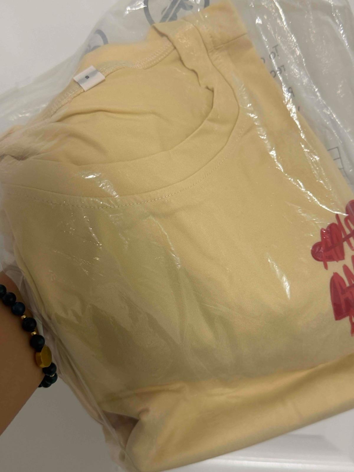 Camisa amarilla de mujer con diseño de corazones, foto 3 de 4