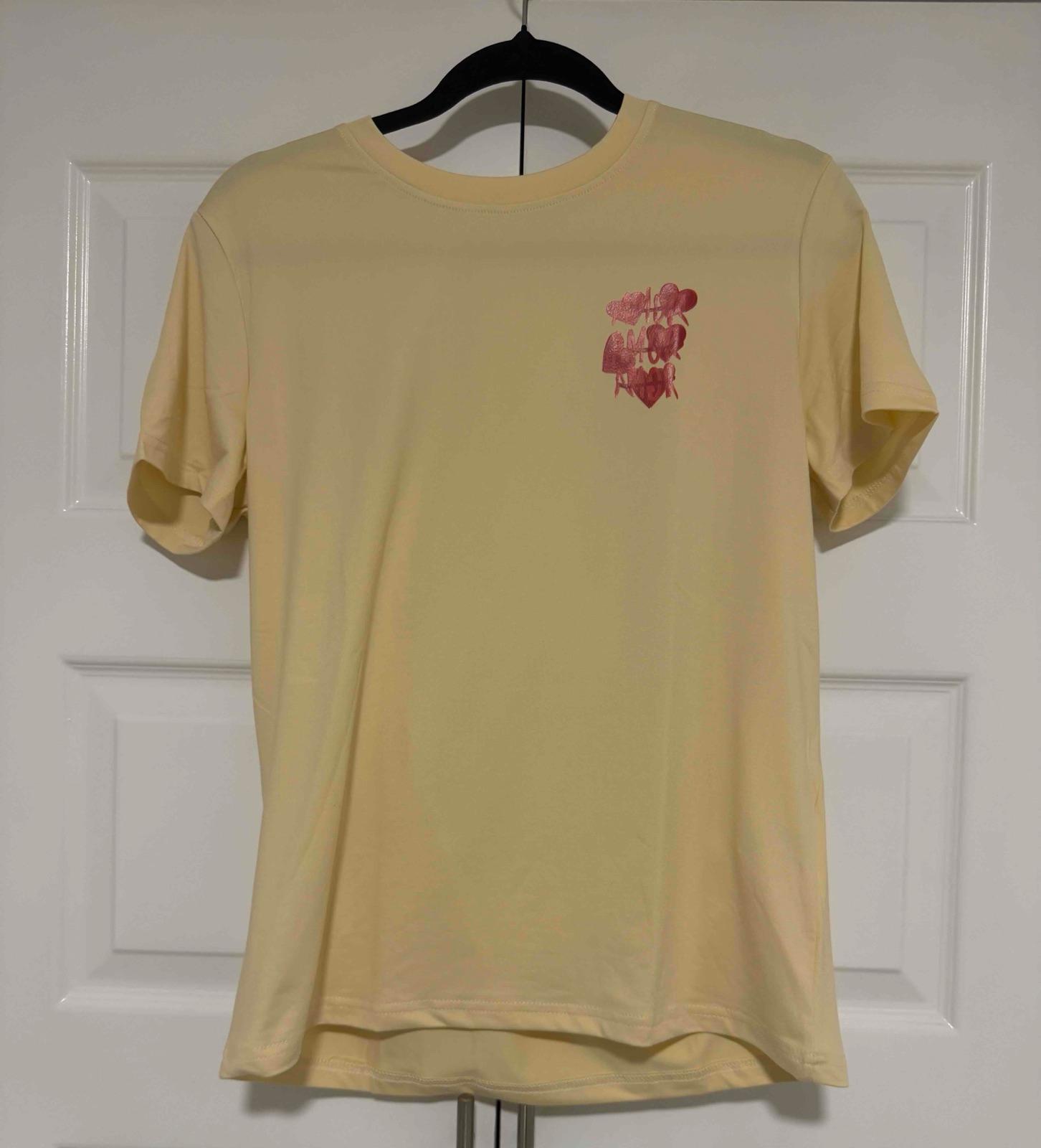 Camisa amarilla de mujer con diseño de corazones, foto 2 de 4