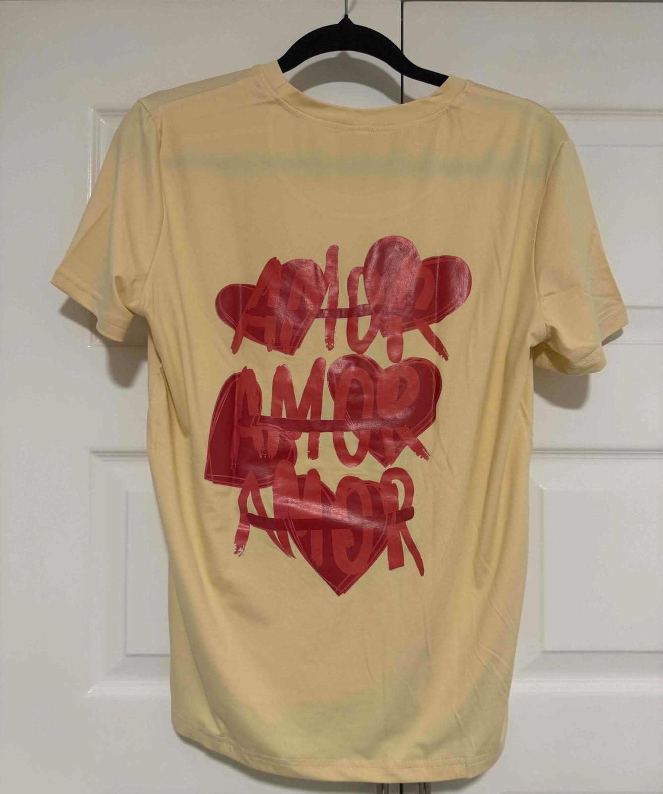 Camisa amarilla de mujer con diseño de corazones, foto 1 de 4