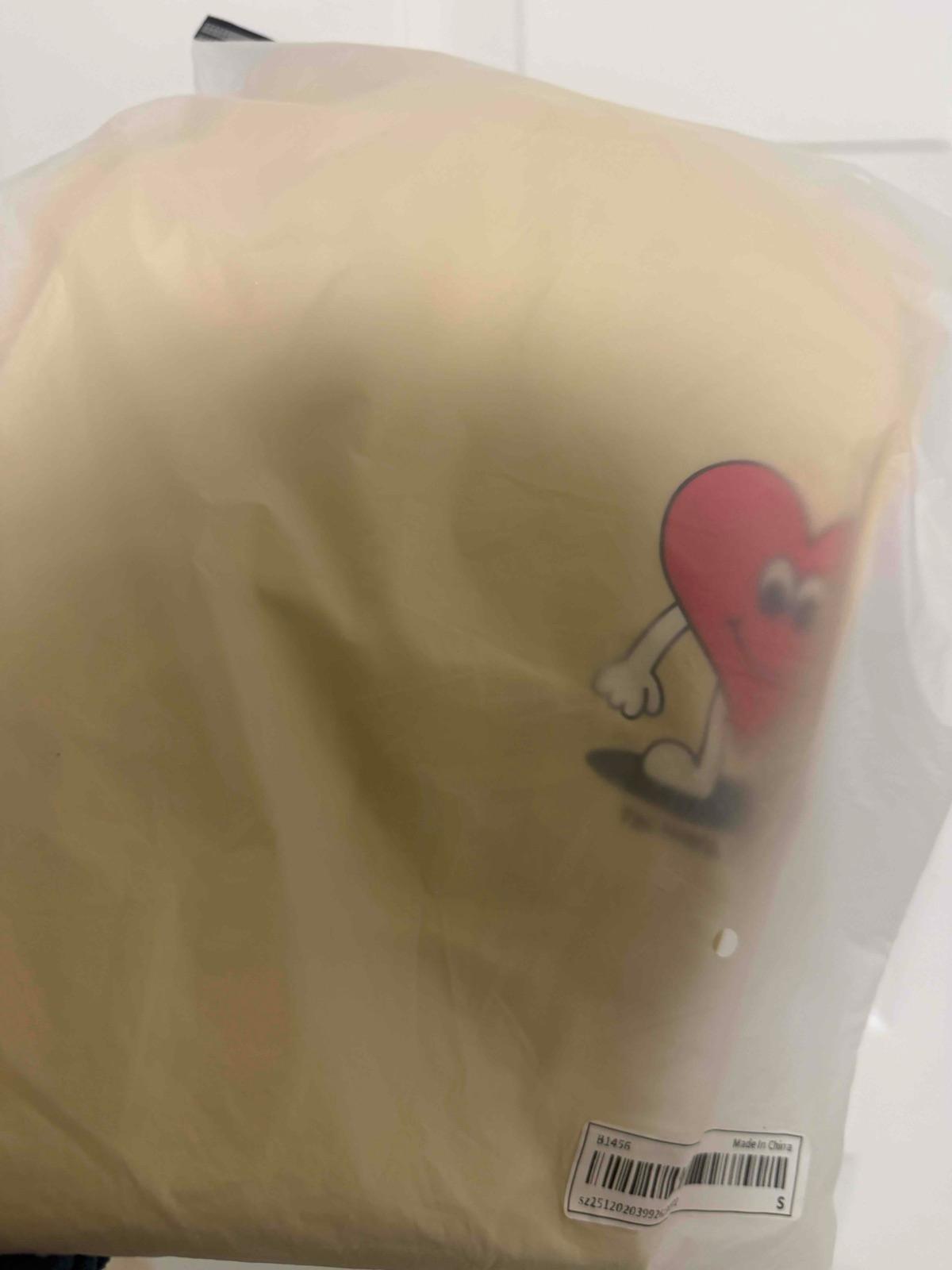 Camisa de color beige con estampado de corazón y texto, foto 3 de 4