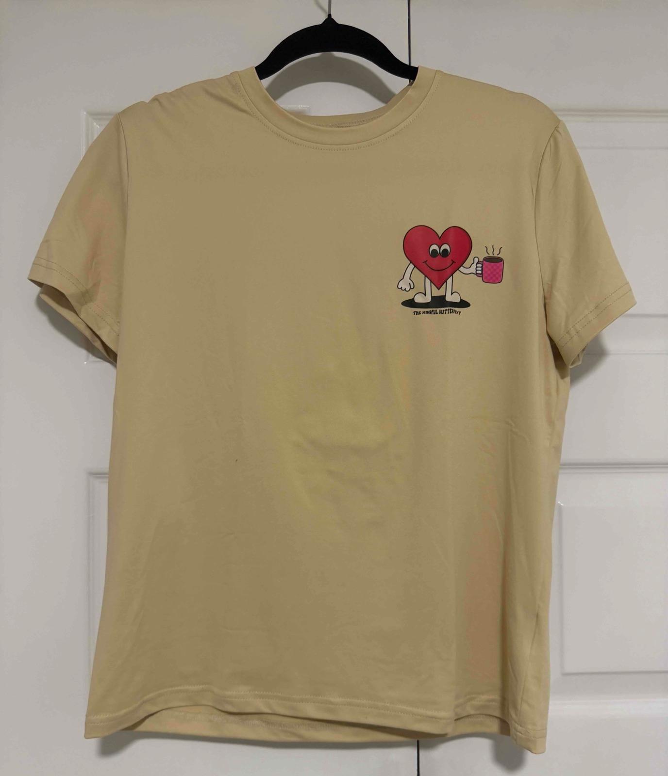 Camisa de color beige con estampado de corazón y texto, foto 2 de 4