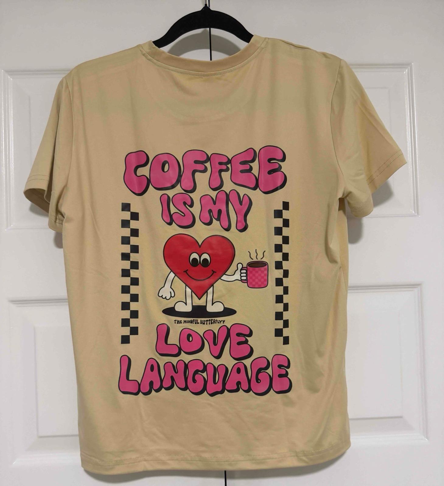Camisa de color beige con estampado de corazón y texto, foto 1 de 4