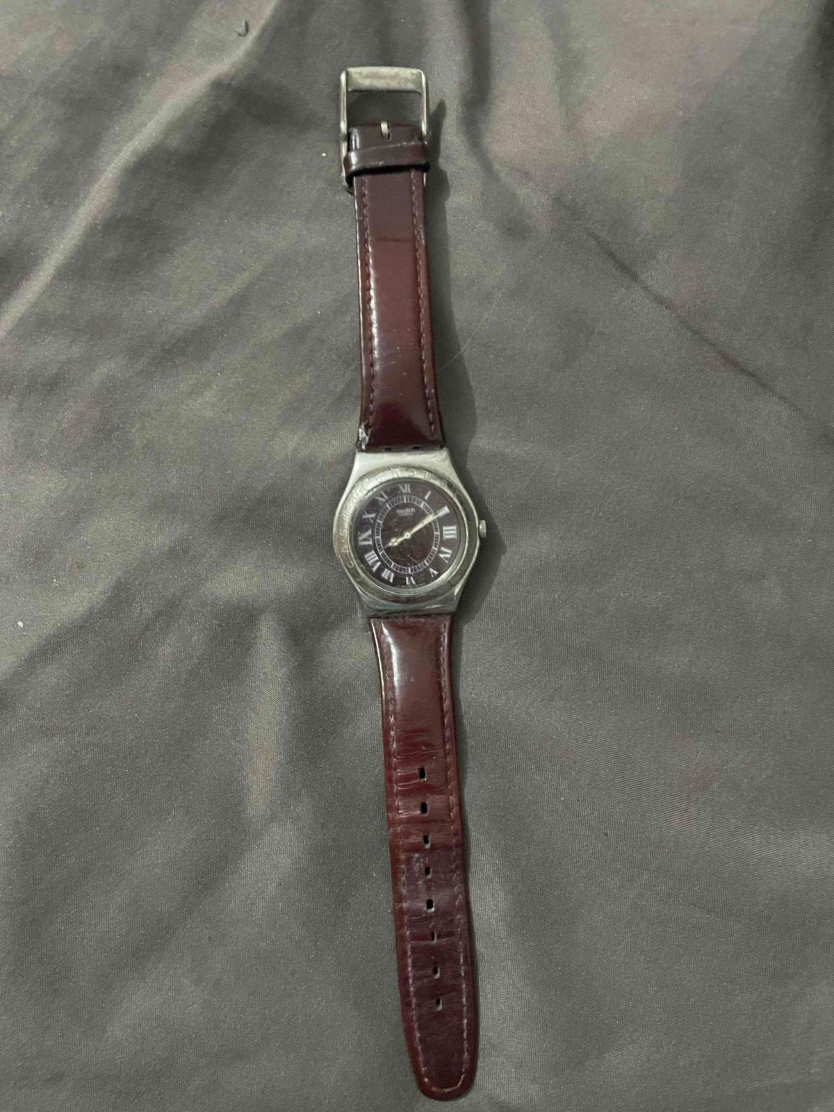 Reloj Swatch marrón con correa de cuero, foto 2 de 2