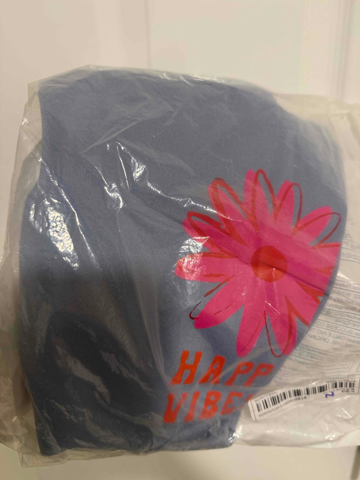 Camisa gris con estampado de flor Happy Vibes, foto 3 de 3