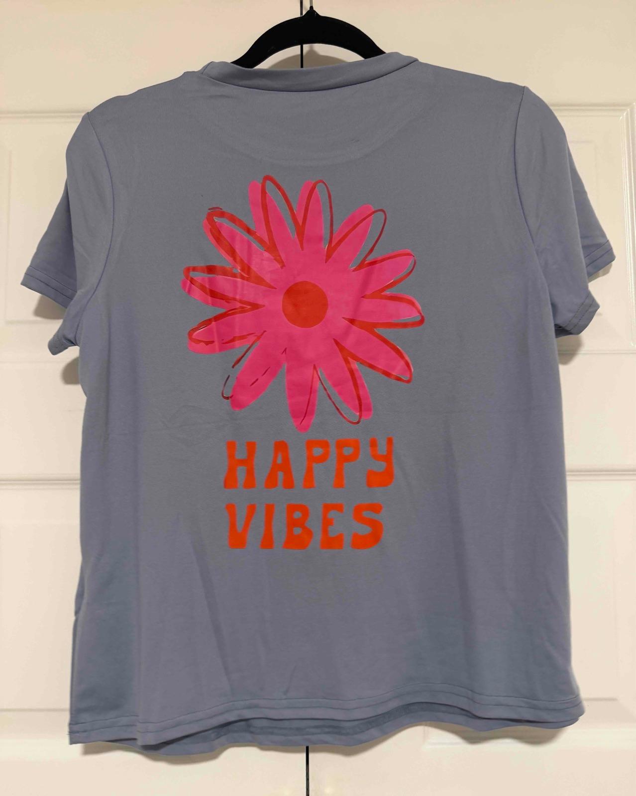 Camisa gris con estampado de flor Happy Vibes, foto 1 de 3