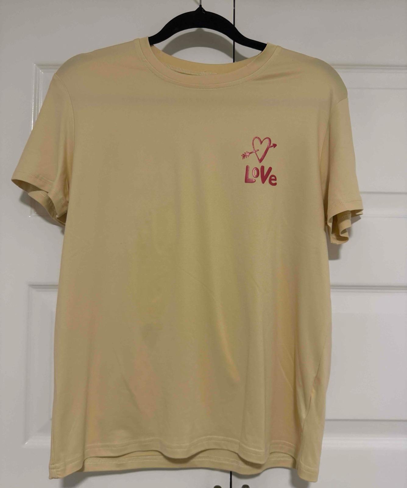 Camisa amarilla de mujer con diseño de corazones, foto 2 de 3