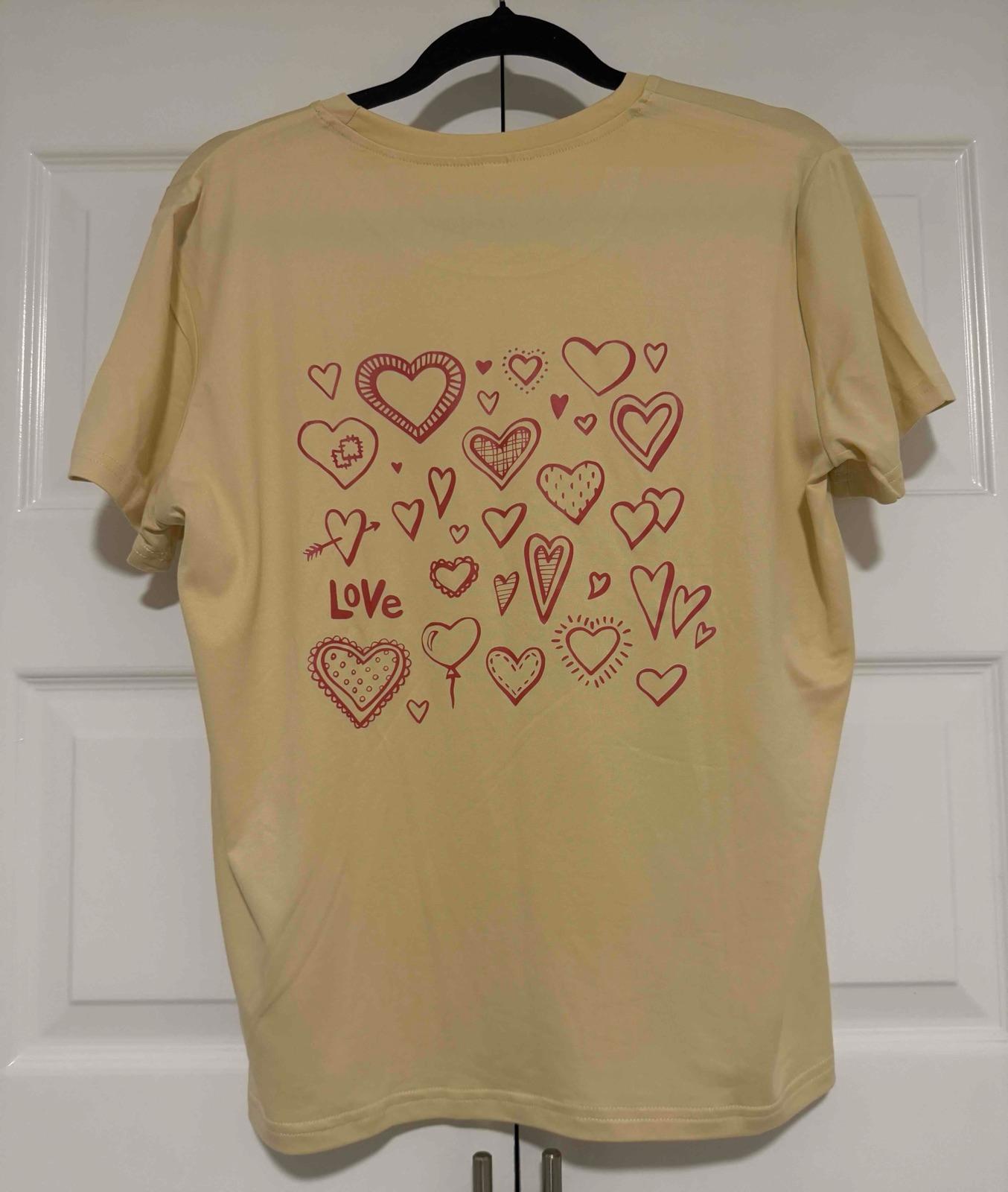 Camisa amarilla de mujer con diseño de corazones, foto 1 de 3