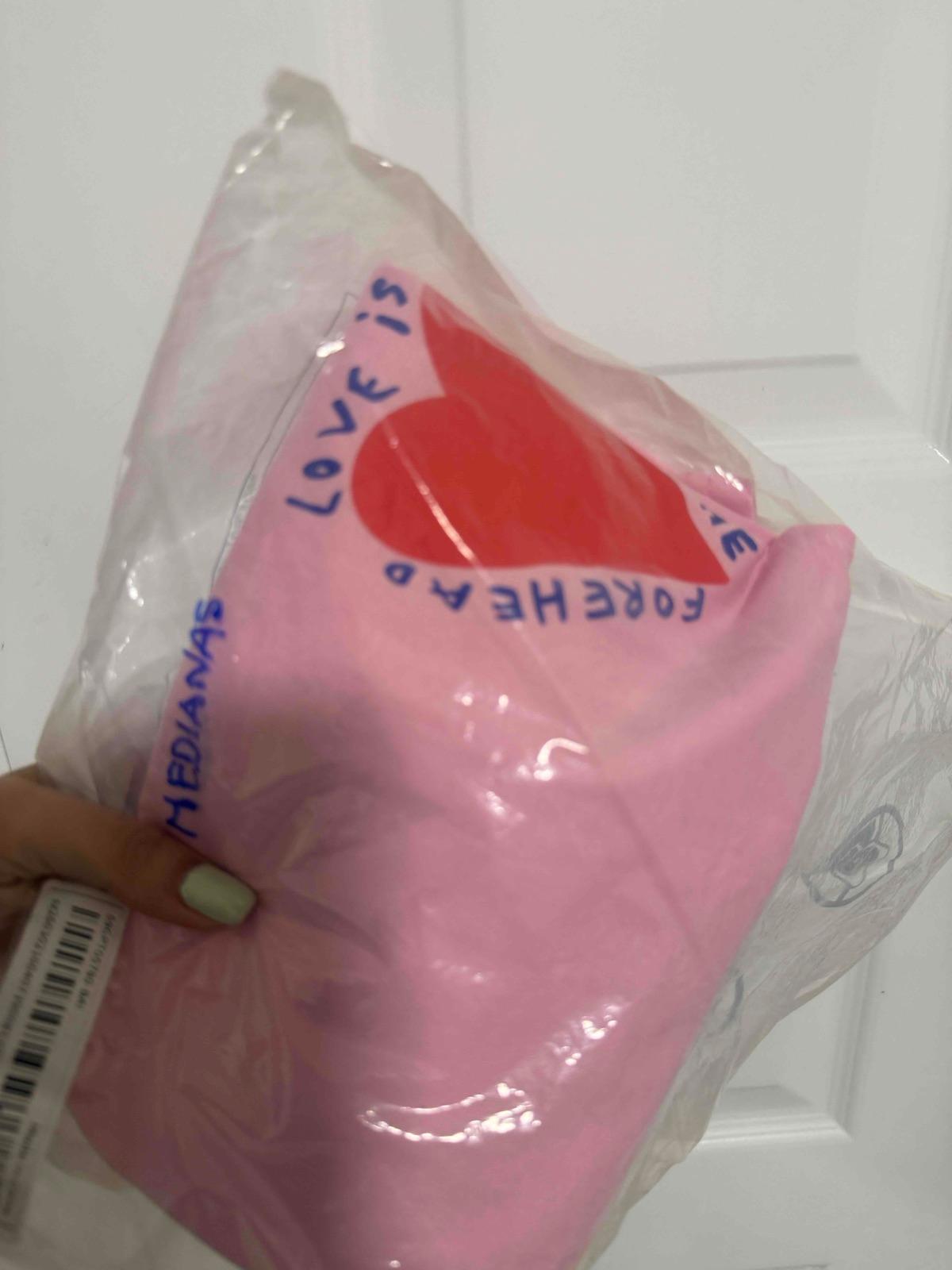 Camisa rosa con diseño de corazón, foto 3 de 3
