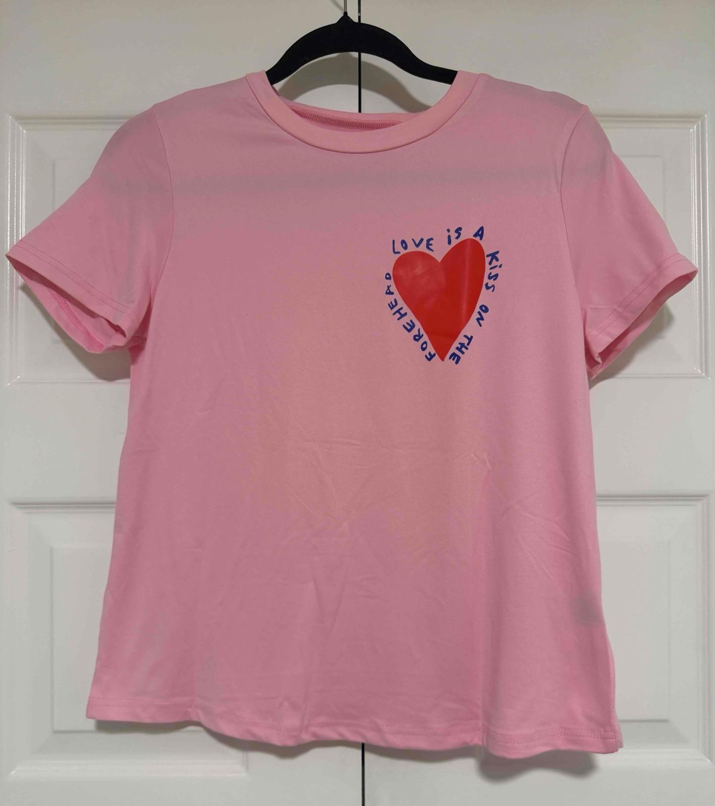 Camisa rosa con diseño de corazón, foto 2 de 3